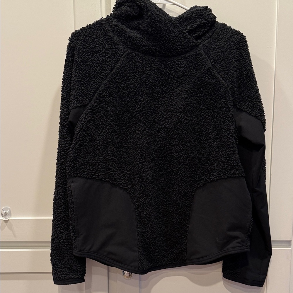 NIKE Oversized Sherpa hoodie women’s size small. Two front slip pockets.
